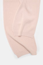 04651/ A trip in a bag Schal 'Mouline Scarf' rosé meliert, weich, aus Woll-Cashmere-Mix mit Rippstrickkanten, liegend von oben fotografiert.