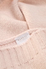 04651/ A trip in a bag Schal 'Mouline Scarf' rosé meliert, Nahaufnahme von weicher Woll-Cashmere-Mix-Struktur mit Rippstrick-Kanten, ca. 170x34 cm.