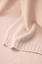 04651/ A trip in a bag Schal 'Mouline Scarf' rosé meliert in Nahaufnahme von oben, weicher Woll-Cashmere-Mix, Rippstrickkanten, ca. 170x34 cm.