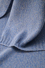 04651/ A trip in a bag Schal 'Mouline Scarf' rauchblau/beige meliert aus Woll-Cashmere-Mix, weicher Griff, Rippstrickkanten, Detailaufnahme.
