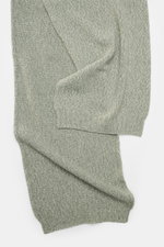 04651/ A trip in a bag Schal 'Mouline Scarf' salbei/hellgrau meliert aus Woll-Cashmere-Mix, weicher Griff, Rippstrickkanten, liegend fotografiert, ca. 170x34 cm.