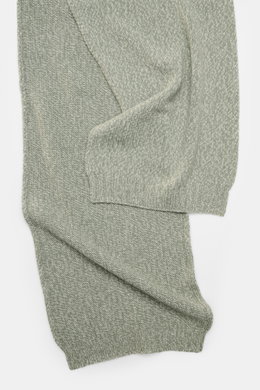 04651/ A trip in a bag Schal 'Mouline Scarf' salbei/hellgrau meliert aus Woll-Cashmere-Mix, weicher Griff, Rippstrickkanten, liegend fotografiert, ca. 170x34 cm.
