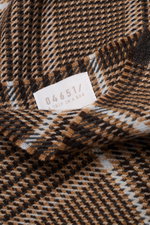 04651/ A trip in a bag Schal hellbraun/navy/pastellblau kariert aus Schurwoll-Cashmere-Mix, weich, schmale Fransenkante, Nahaufnahme von oben.