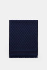 04651/ A trip in a bag Schal '3D Jacquard' navy/schwarz gemustert, aus reiner Schurwolle, weicher Griff, schmale Fransenkante, ca. 190x37 cm, frontal fotografiert.