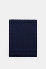 04651/ A trip in a bag Schal '3D Jacquard' navy/schwarz gemustert, aus reiner Schurwolle, weicher Griff, schmale Fransenkante, ca. 190x37 cm, frontal fotografiert.