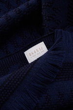 04651/ A trip in a bag Schal '3D Jacquard' navy/schwarz gemustert, Detailaufnahme von schmaler Fransenkante, reiner Schurwolle, weicher Griff, ca. 190x37 cm.