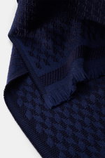 04651/ A trip in a bag Schal '3D Jacquard' navy/schwarz gemustert, Detailaufnahme von oben, reine Schurwolle, weicher Griff, schmale Fransenkante, ca. 190x37 cm.