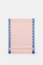 04651/ A trip in a bag Schal '3D Jacquard' rosé/beige/rauchblau gemustert, reine Schurwolle, weicher Griff, schmale Fransenkante, frontal flach liegend, 190x37 cm.