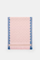 04651/ A trip in a bag Schal '3D Jacquard' rosé/beige/rauchblau gemustert, reine Schurwolle, weicher Griff, schmale Fransenkante, frontal flach liegend, 190x37 cm.