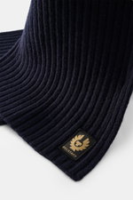 Close-up top-down view of the navy Belstaff Scarf 'Watch' showing its wide rib knit pattern and typical Belstaff label.

<p>The cozy 'Watch' scarf from BELSTAFF made of pure wool and in a modern rib-knit look is an indispensable accessory combination for 