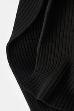 Close-up top-down view of Belstaff Scarf 'Watch' black showing wide rib knit pattern made of pure wool with soft feel and typical BELSTAFF label.

<p>The cozy 'Watch' scarf by BELSTAFF made of pure wool with a modern rib knit look is an indispensable acce