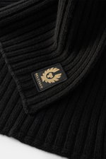 Close-up view of the Belstaff Scarf 'Watch' black showing its wide rib knit pattern and typical BELSTAFF label made of pure wool.

<p>The cozy 'Watch' scarf by BELSTAFF made of pure wool with a modern rib knit look is an indispensable accessory combinatio