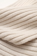 Close-up front view of the Belstaff Scarf 'Watch' light grey showing wide rib knit pattern and soft pure wool texture.

<p>The cozy 'Watch' scarf from BELSTAFF made of pure wool and in a modern rib-knit look is an indispensable accessory combination for a