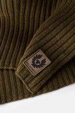 Close-up front view of the Belstaff Scarf 'Watch' olive showing its wide rib knit pattern, soft pure wool texture, and typical Belstaff label.

<p>The cozy 'Watch' scarf by BELSTAFF made of pure wool and in a modern rib knit look is an indispensable acces