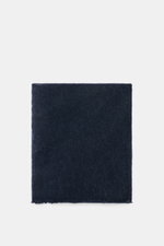 Fedeli Cashmere Tuch 'Yeti' navy, rechteckig liegend von oben fotografiert, geflammte Optik, offene Saumkanten, weicher voluminöser Griff, ca. 142x96 cm.