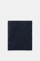 Fedeli Cashmere Tuch 'Yeti' navy, rechteckig liegend von oben fotografiert, geflammte Optik, offene Saumkanten, weicher voluminöser Griff, ca. 142x96 cm.