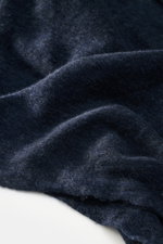 Fedeli Cashmere Tuch 'Yeti' navy in geflammter Optik, Nahaufnahme aus schräger Perspektive, weicher, voluminöser Griff, offene Saumkanten.