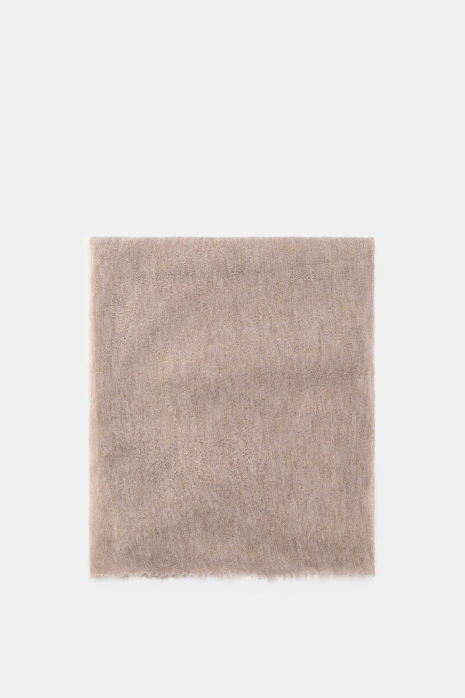 Fedeli Cashmere Tuch 'Yeti' taupe meliert, weich, voluminös, geflammte Optik, offene Saumkanten, liegend von oben fotografiert, 142x96 cm.