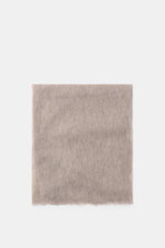 Fedeli Cashmere Tuch 'Yeti' taupe meliert, weich, voluminös, geflammte Optik, offene Saumkanten, liegend von oben fotografiert, 142x96 cm.