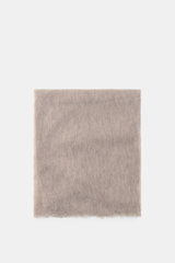 Fedeli Cashmere Tuch 'Yeti' taupe meliert, weich, voluminös, geflammte Optik, offene Saumkanten, liegend von oben fotografiert, 142x96 cm.