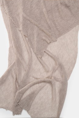 Fedeli Cashmere Tuch 'Yeti' taupe meliert, weich und voluminös, geflammte Optik, offene Saumkanten, liegend von oben fotografiert, Maße ca. 142x96 cm.