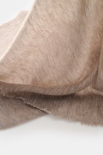 Fedeli Cashmere Tuch 'Yeti' taupe meliert aus reiner Cashmere mit voluminösem Griff und geflammter Optik, offenem Saum, Nahaufnahme, Stoffdetail.