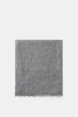 Fedeli Cashmere Tuch 'Yeti' grau meliert, von oben fotografiert, zeigt soften, voluminösen Griff, geflammte Optik, offene Saumkanten, Maße ca. 142x96 cm.