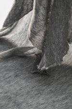Fedeli Cashmere Tuch 'Yeti' grau meliert in Nahaufnahme, detailreich aus schräger Perspektive mit geflammter Optik, offener Saumkante, weich und voluminös.