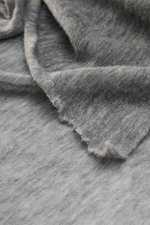 Nahaufnahme des Fedeli Cashmere Tuch 'Yeti' grau meliert von oben, zeigt weichen, voluminösen Griff, geflammte Optik und offene Saumkanten.