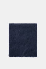 Fedeli Cashmere Tuch 'Yeti' graublau in geflammter Optik, weicher, voluminöser Griff, offene Saumkanten, von oben fotografiert, 142x96 cm.