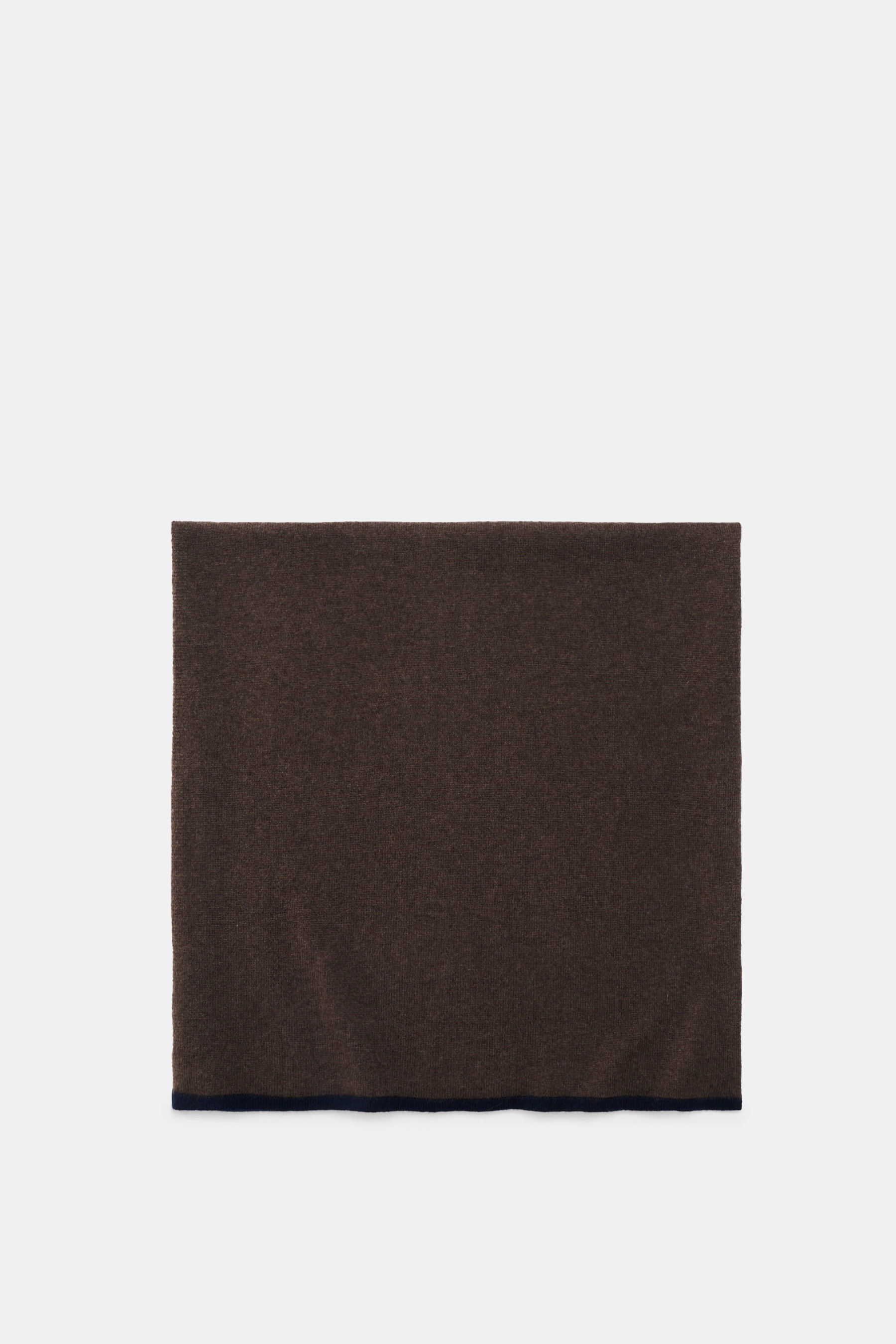 Fedeli Cashmere Schal graubraun, flach liegend von oben fotografiert, leichter Schal mit softer Cashmere-Qualität und Kontrastkante.