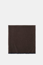 Fedeli Cashmere Schal graubraun, flach liegend von oben fotografiert, leichter Schal mit softer Cashmere-Qualität und Kontrastkante.