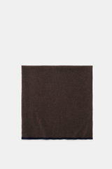 Fedeli Cashmere Schal graubraun, flach liegend von oben fotografiert, leichter Schal mit softer Cashmere-Qualität und Kontrastkante.