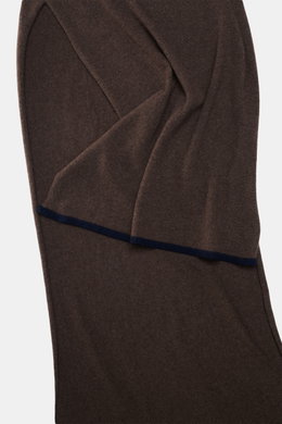 Fedeli Cashmere Schal graubraun, leicht und weich, mit feinem Strick und dezenter Kontrastkante, flach liegend aus Vogelperspektive fotografiert.