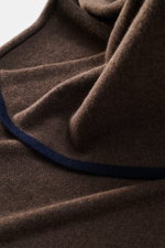 Fedeli Cashmere Schal graubraun in Nahaufnahme von oben, weicher Griff, feines Strickbild, Kontrastkante in dunkelblau, 200x54 cm.
