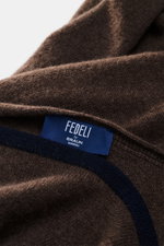 Fedeli Cashmere Schal graubraun aus reiner, softer Cashmere-Qualität mit feinem Strickbild und Kontrastkante, Nahaufnahme schräg von oben.