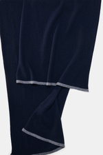 Fedeli Cashmere Schal navy, von oben fotografiert, weicher, leichter Schal aus reinem Cashmere mit feinem Strickbild, Kontrastkante, Maße 200x54 cm.