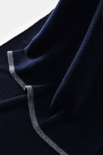 Fedeli Cashmere Schal navy in Nahaufnahme von schräg oben, weicher, leichter reiner Cashmere mit feinem Strickbild und grauer Kontrastkante.