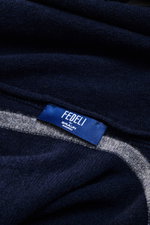 Nahaufnahme des Fedeli Cashmere Schal navy in leichter, softer Cashmere-Qualität mit feinem Strickbild und dezenter, farblich kontrastierender Kante, fotografiert aus schräger Perspektive.