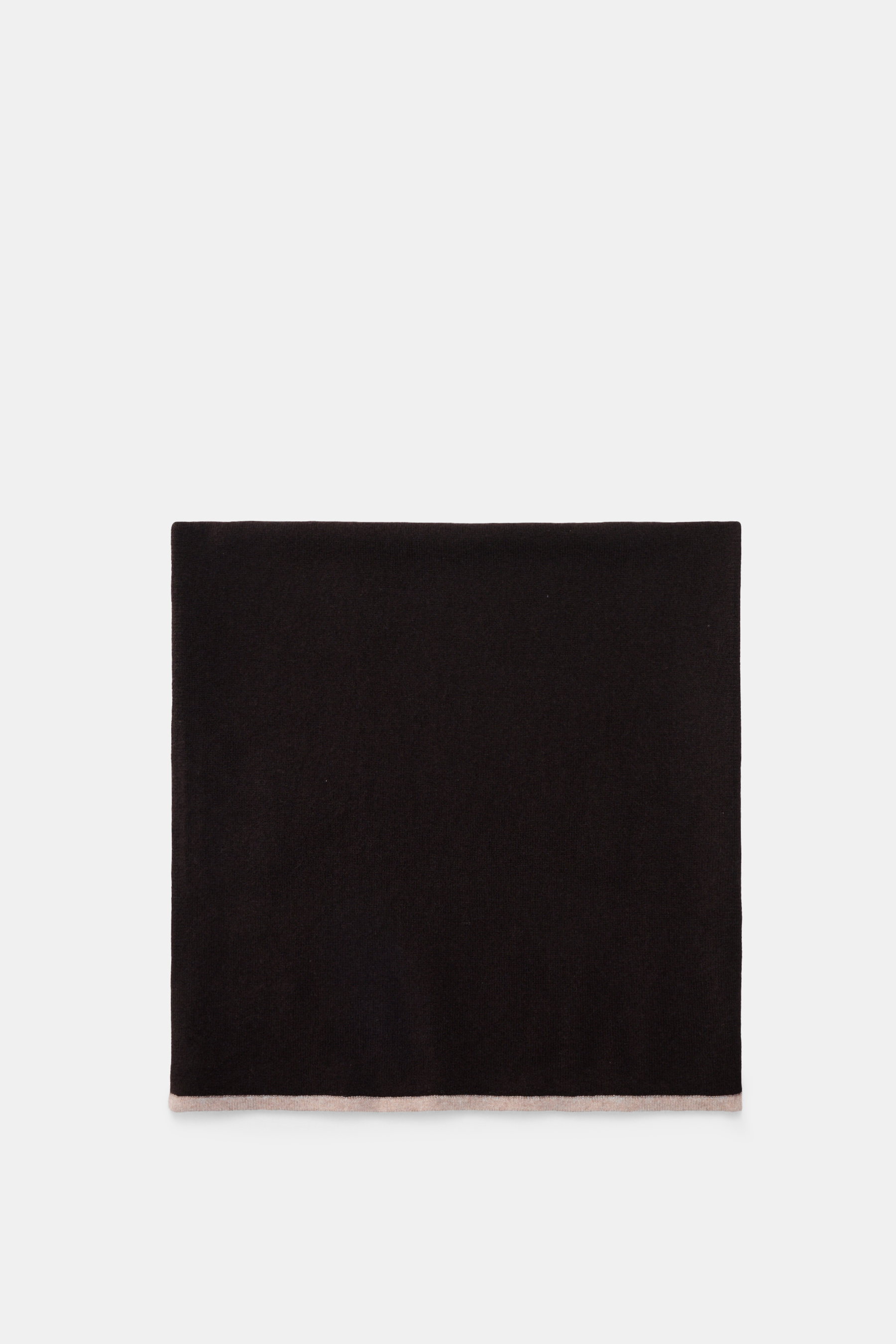Fedeli Cashmere Schal dunkelbraun mit softer Qualität, feinem Strickbild und dezenter Kontrastkante, flach liegend von oben fotografiert.