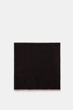 Fedeli Cashmere Schal dunkelbraun mit softer Qualität, feinem Strickbild und dezenter Kontrastkante, flach liegend von oben fotografiert.