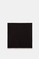 Fedeli Cashmere Schal dunkelbraun mit softer Qualität, feinem Strickbild und dezenter Kontrastkante, flach liegend von oben fotografiert.