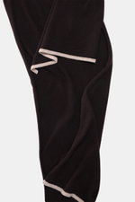 Fedeli Cashmere Schal dunkelbraun mit feinem Strickbild, softer Griff und heller Kontrastkante, von oben fotografiert, 200x54 cm.