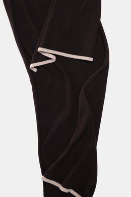 Fedeli Cashmere Schal dunkelbraun mit feinem Strickbild, softer Griff und heller Kontrastkante, von oben fotografiert, 200x54 cm.