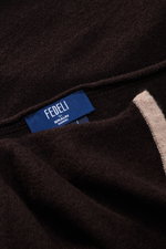 Fedeli Cashmere Schal dunkelbraun, Nahaufnahme von oben, weicher Griff, feines Strickbild, Kontrastkante, reiner Cashmere, Maße 200x54 cm.
