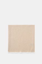 Fedeli Cashmere Schal beige flachliegend von oben fotografiert, aus reinem Cashmere mit softer Haptik und Kontrastkante.
