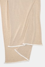 Fedeli Cashmere Schal beige, leichter Stoff mit softer Cashmere-Qualität, feines Strickbild, kontrastierende Kante, von oben fotografiert.