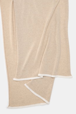 Fedeli Cashmere Schal beige, leichter Stoff mit softer Cashmere-Qualität, feines Strickbild, kontrastierende Kante, von oben fotografiert.