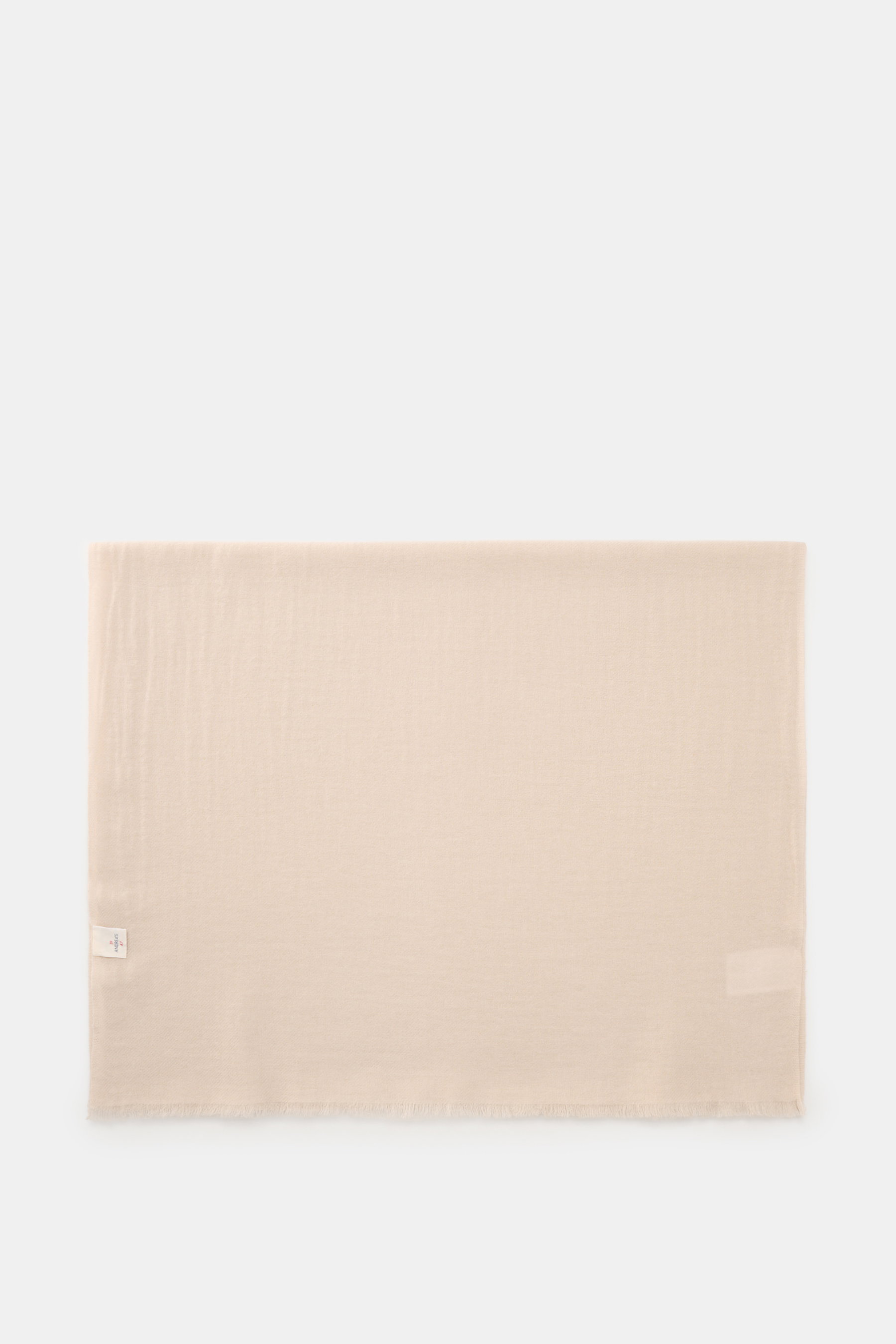 19 Andrea’s 47 Cashmere Schal sand, flach liegend von oben fotografiert, reiner Cashmere, sehr weicher Griff, schmaler Fransensaum, Maße ca. 192x61 cm