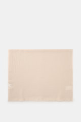 19 Andrea’s 47 Cashmere Schal sand, flach liegend von oben fotografiert, reiner Cashmere, sehr weicher Griff, schmaler Fransensaum, Maße ca. 192x61 cm